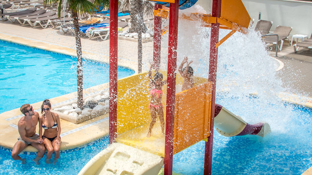 Piscina con toboganes 